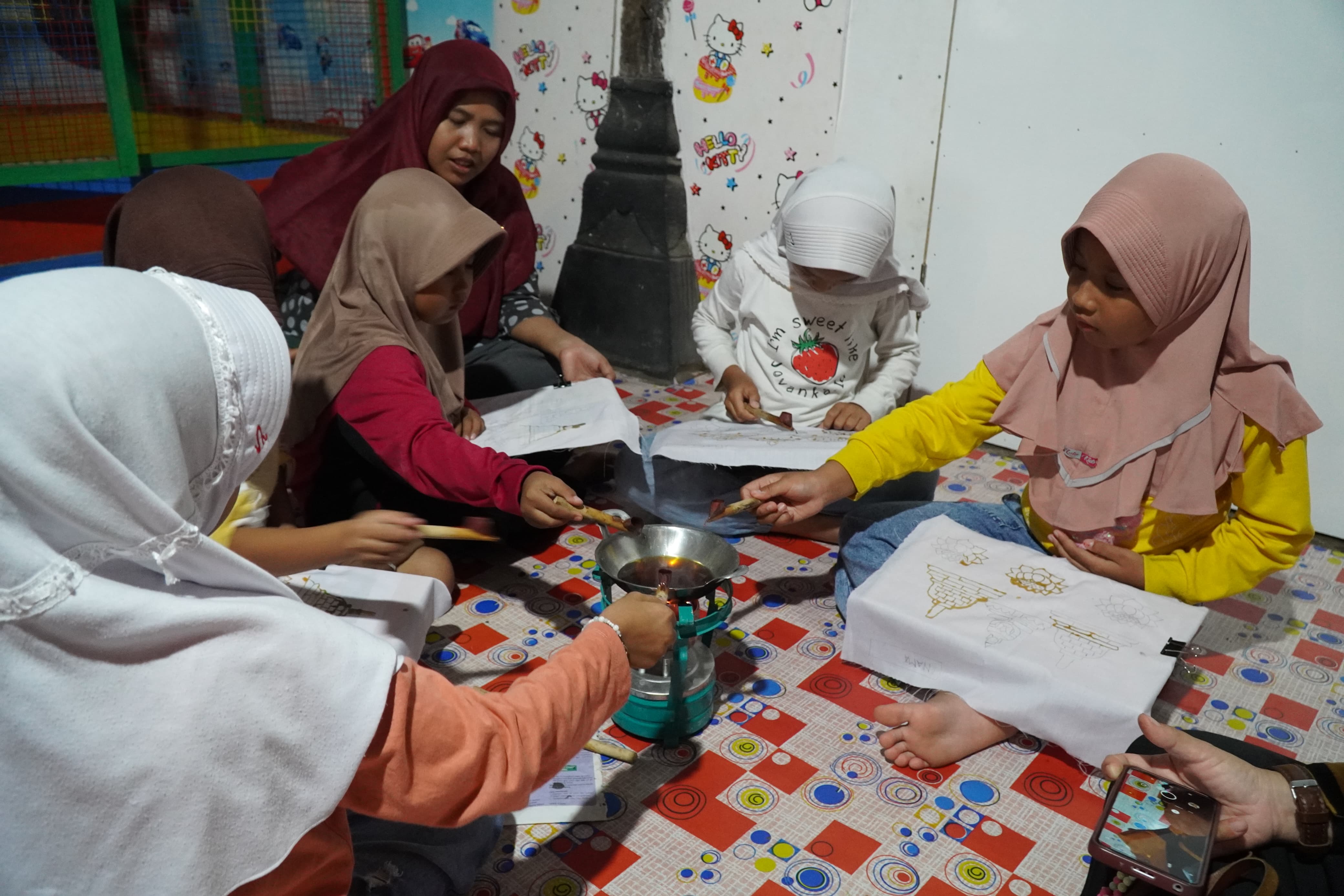 Proses membatik dengan canting